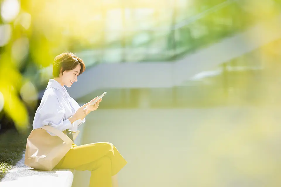 スマートフォンを利用する女性
