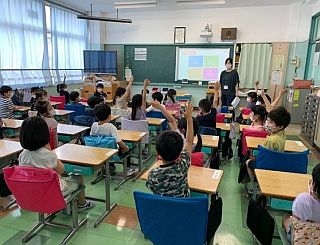 教材を活用して実施された小学校での安全教室の様子