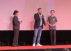 バーネック監督と主演の少年も登場