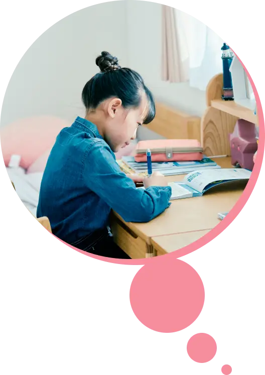 写真：机に向かって勉強をしている子ども