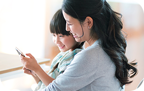 思い出を送信している親子の様子
