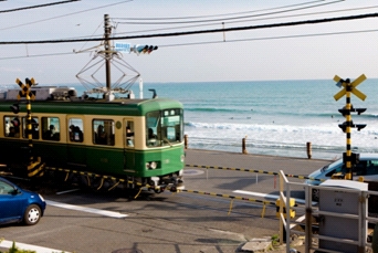 海岸線を走る江の電