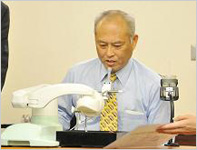 舛添厚生労働大臣によるマイスプーンを使った食事体験