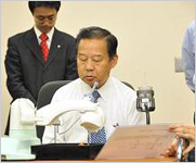 二階経済産業大臣によるマイスプーンを使った食事体験