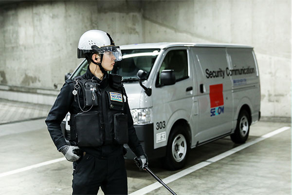 写真：#車から荷物を下ろす前に周囲を警戒！